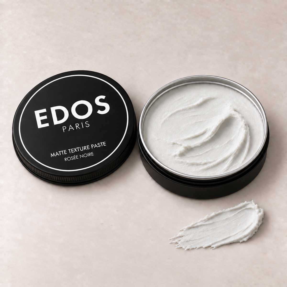Matte Texture Paste Rosée Noire EDOS Paris, pot ouvert et cire blanc cassé neutre avec trace de prélèvement.