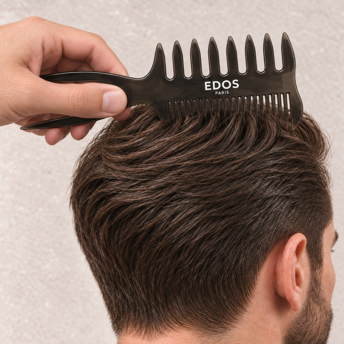 Peigne EDOS Paris de 21 cm en cours de coiffage, dents engagées dans les cheveux