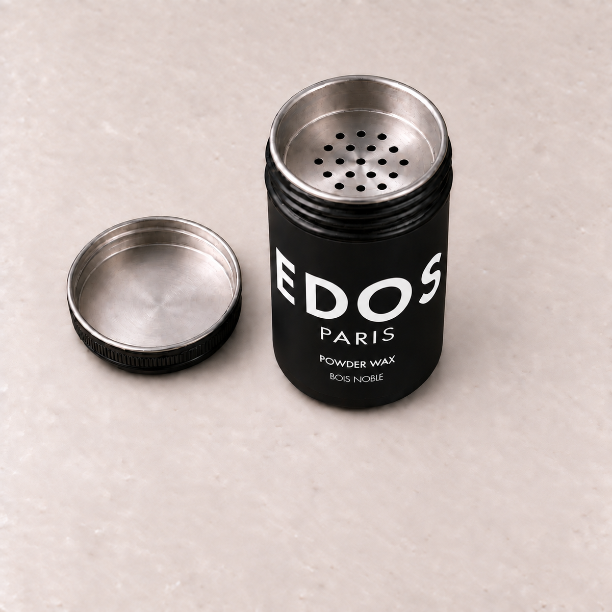 Powder Wax Bois Noble EDOS Paris, flacon ouvert et tamis métallique à trous réguliers.