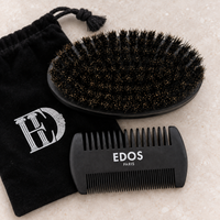 Détails de la brosse à barbe et du peigne à double denture en bois noir EDOS Paris.