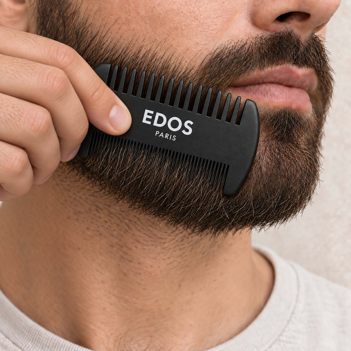 Utilisation du peigne en bois EDOS Paris dans la barbe.