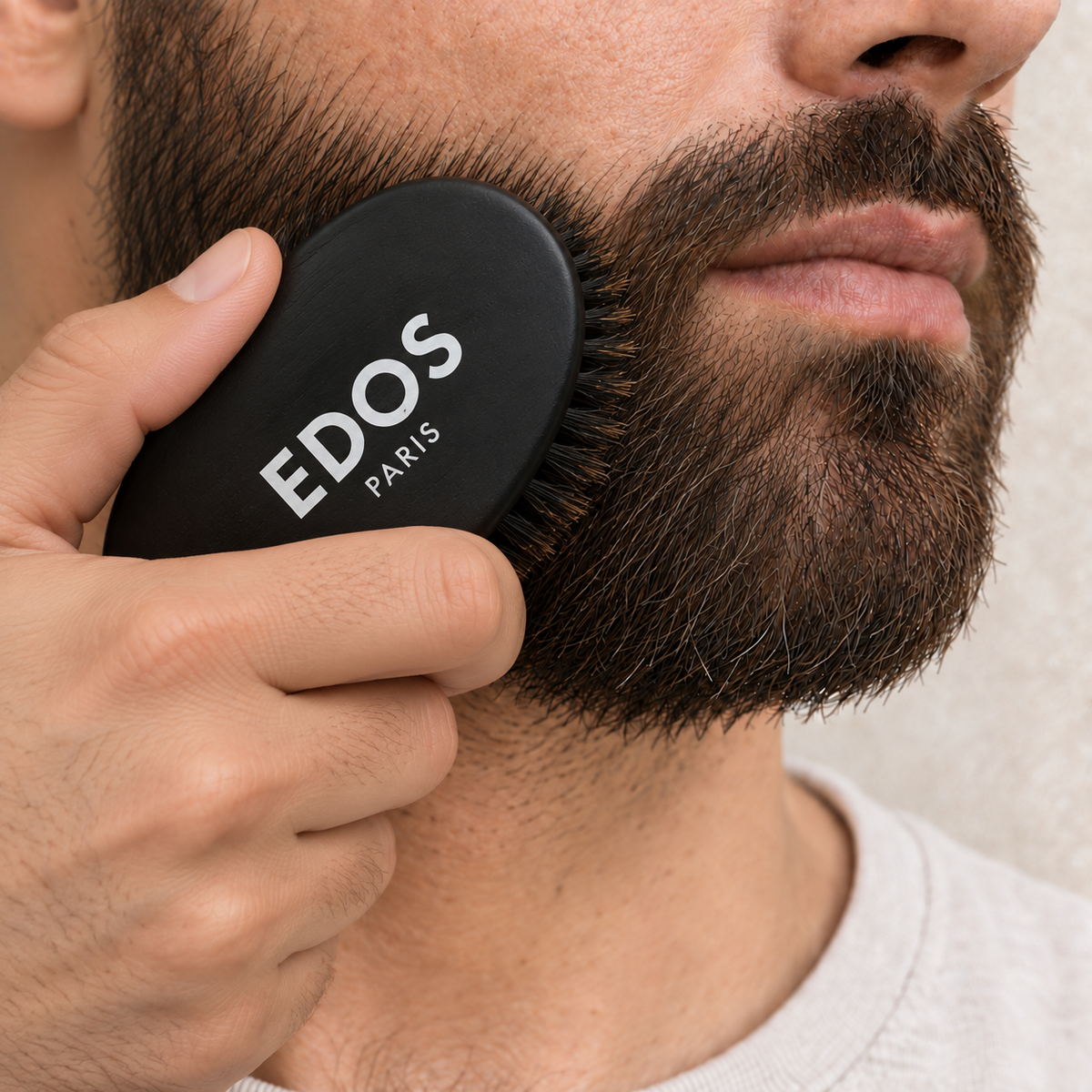 Brossage de la barbe avec la grande brosse ovale en bois noir EDOS Paris.