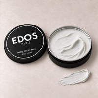 Matte Texture Paste Rosée Noire EDOS Paris, pot ouvert et cire blanc cassé neutre avec trace de prélèvement.