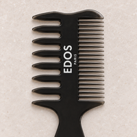 Détail de la double denture et du logo blanc du peigne EDOS Paris